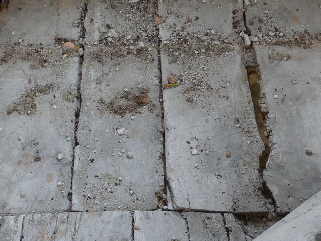 Rez-de-chaussée surélevé, logis. Sol en plancher.