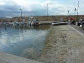 Cale de halage du port de Saint-Tropez avec la jetée et la prud'homie de pêche en arrière-plan.