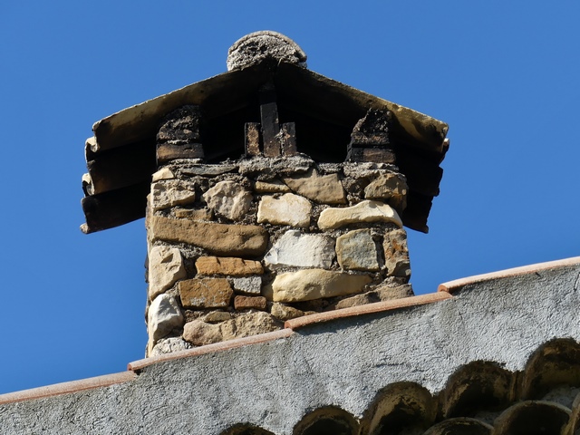Bâtiment du logis, partie est. Souche de la cheminée.