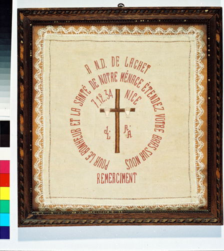 ex-voto, tableau de broderie : Remerciements en rouge avec croix