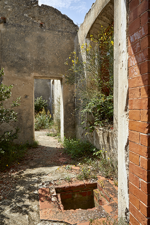 Première travée du bâtiment militaire a, ancienne salle à manger, avec regard de citerne au sol.