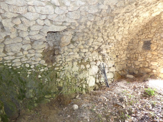 Etable couverte par une voûte en berceau segmentaire. Bâtiment au quartier des Clots (Antonaves).