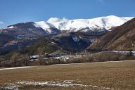 Le finage thoramais et la montagne enneigée de Cheval Blanc dominant le village de Thorame-Basse.