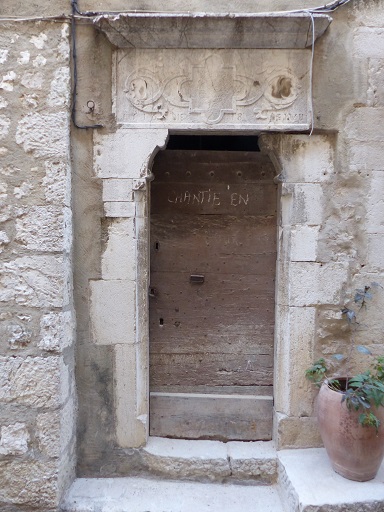 Maison (2022 AY 251). Porte du logis avec encadrement en pierre de taille calcaire à linteau sculpté sur coussinets moulurés. Les arêtes sont chanfreinées. 