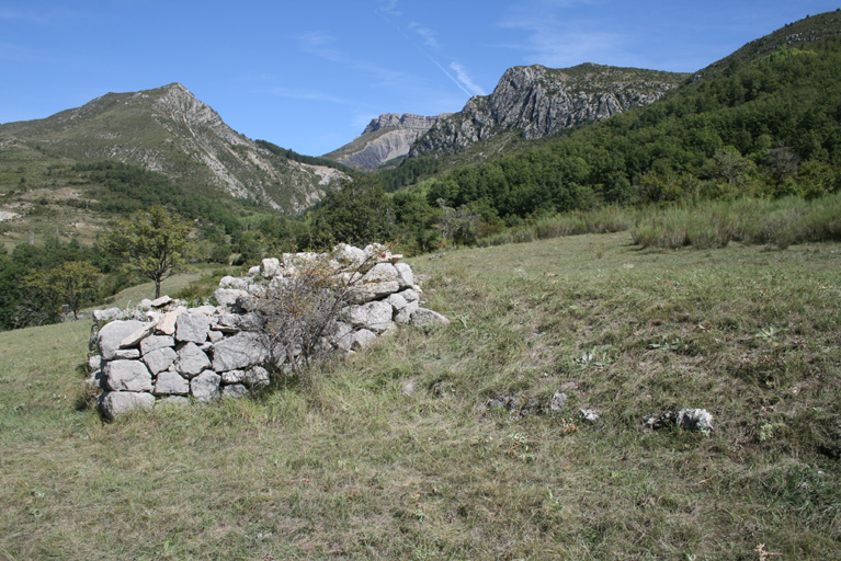 entrepôts agricoles ; cabanes ; ensembles pastoraux ; bergeries