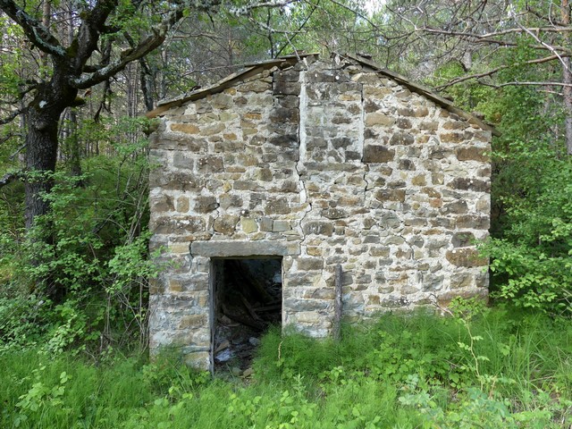 Façade en pignon d'un « cabanon », à Montlahuc.