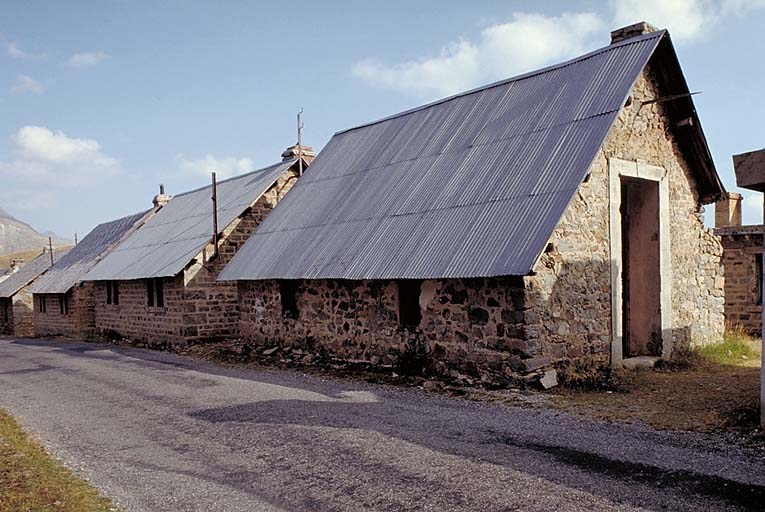 Rangée centrale de chalets.