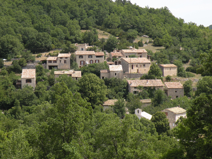 Village de Villevieille. Vue d'ensemble prise de l'ouest.