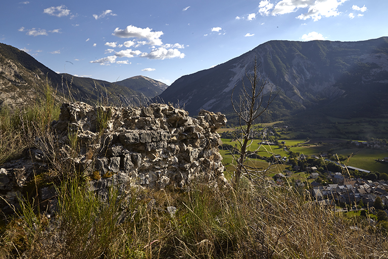 Thorame-Haute. Vestiges du château de Tra Castel à l'extrémité sud de l'éperon rocheux éponyme qui domine le village.