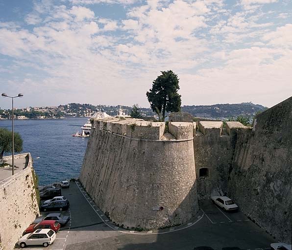 Face et flanc gauches du bastion 4 vus du pont de l'entrée. A l'arrière-plan, presqu'île du Cap Ferrat