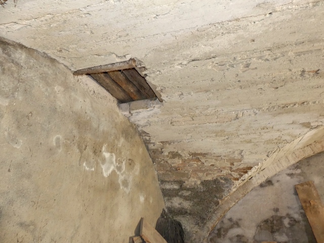 Trappe d'abat-foin percée dans la la voûte d'arêtes en brique, ferme dite Champ Pauvre.