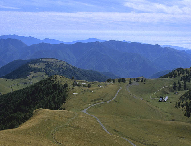 Vue prise depuis la Pointe des Trois Communes. Au fond, la Beole cachant la vallée de la Roya.