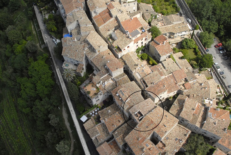 Vue aérienne de la partie sud du bourg. La maison (2022 AY 162) est au centre.