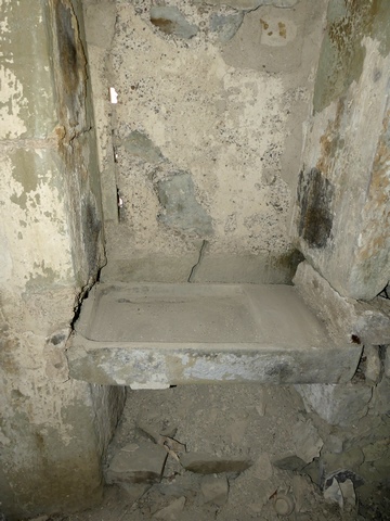 Etage, pièce nord. Mur nord, pile d'évier installée dans l'embrasure de la baie à demi-croisée occidentale.