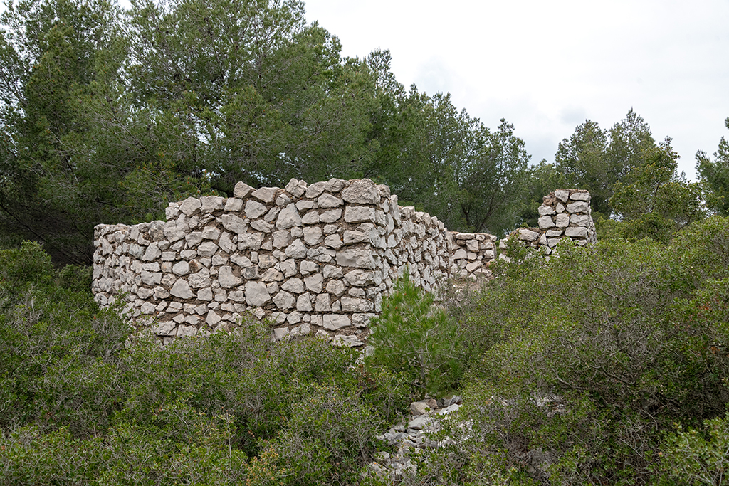 Ruines du petit poste de direction de tir auxiliaire en pierre lié aux casemates non réalisées de la batterie principale