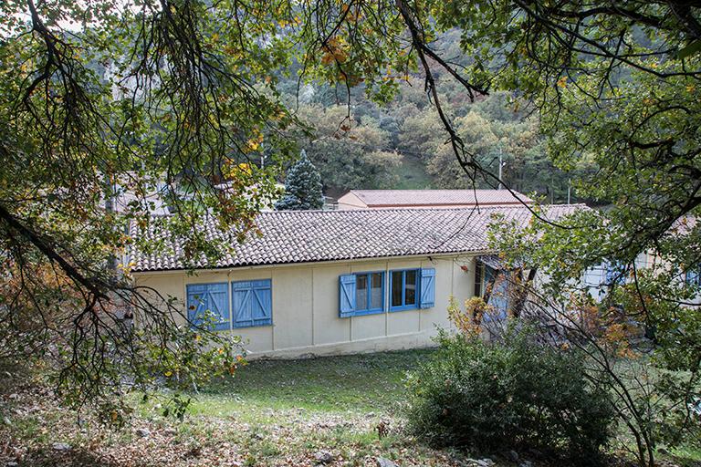 Hameau de forestage de Harkis de La Roque-d'Anthéron, actuellement village de vacances de la Baume