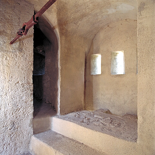 Porte 33. Intérieur du deuxième étage de la porte et de sa bretèche.