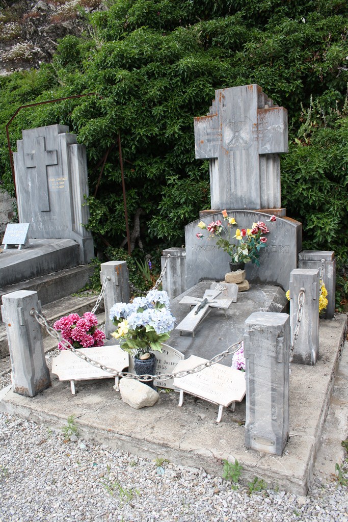 Tombe, vue générale.