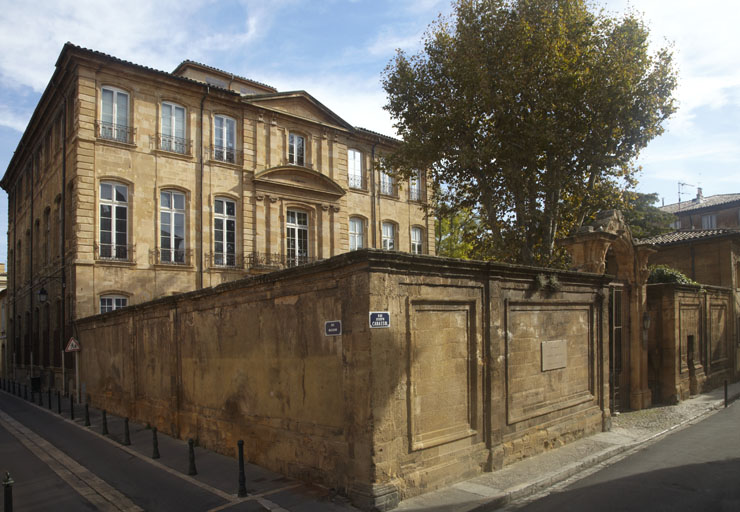 Hôtel de Réauville, puis de La Tour-d'Aigues, puis de Caumont, actuellement conservatoire de musique