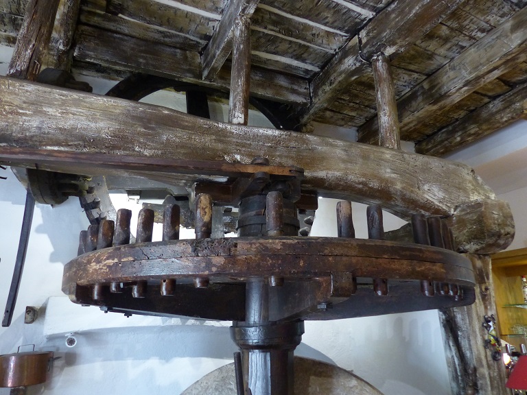 Etage de soubassement, salle du moulin. Arbre et roues dentées.