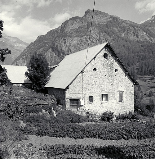 Les Fourès, parcelle 707. Pignon sud-est. La grange est ventilée par trois oculi.