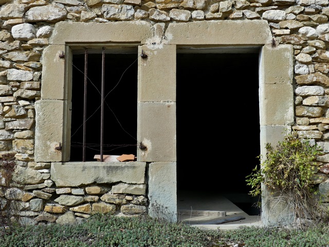 Porte et fenêtre de logis avec jambage commun, ferme au quartier du Buisson.