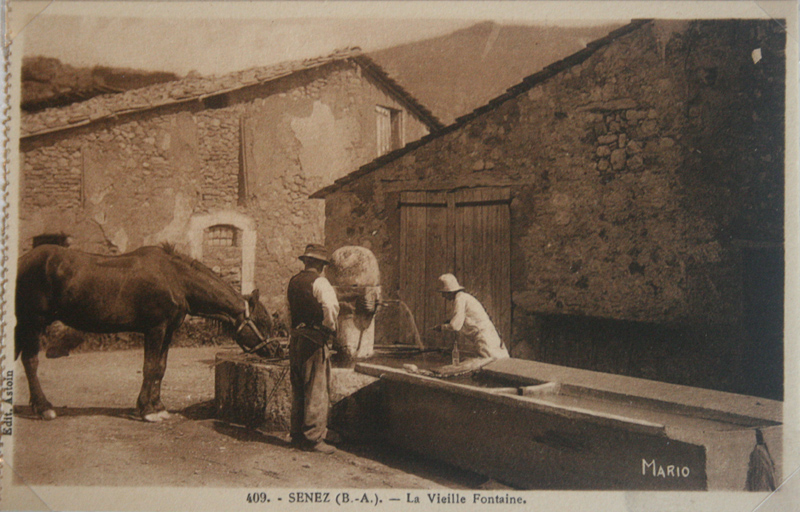 [409. - SENEZ (B.-A.). - La Vieille Fontaine]. Le lavoir a été retiré lors de la réfection de la place.