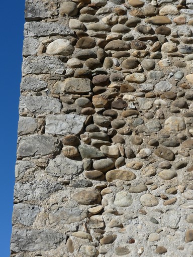 Chaîne d'angle en moellons équarris et maçonnerie en galets. Ferme de la Contine (Ribiers).