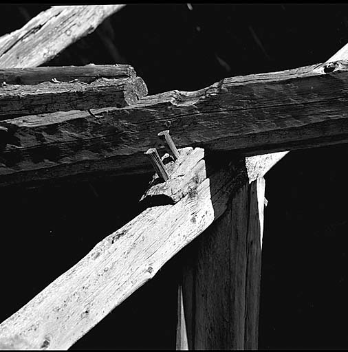 Détail de la charpente. Chantignolle bloquant les pannes.