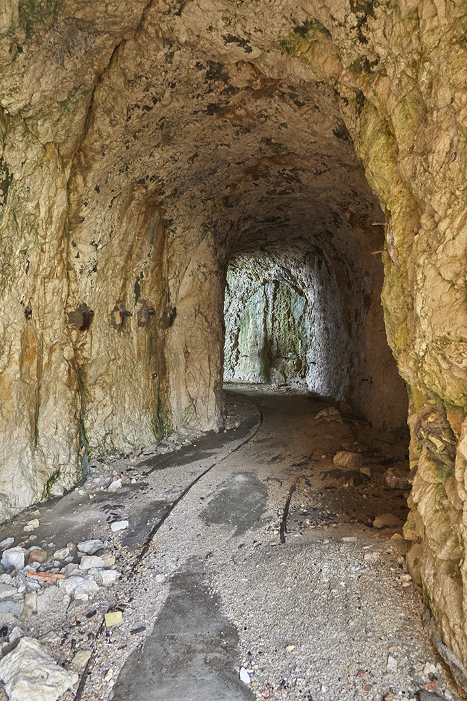 Poste photo-électrique, intérieur de la galerie en caverne avec sa voie ferrée 