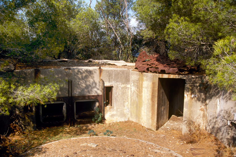 Deuxième pièce. Vue intérieure de la cuve. Au centre, guichets de distribution des munitions. A droite, porte d'accès.