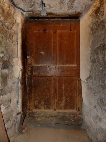 Partie nord. Etage de soubassement, couloir. Extrémité nord, porte du cellier.