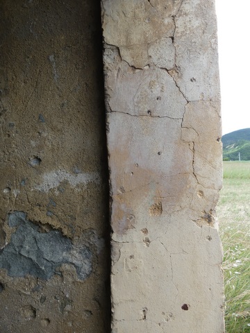 Elévation sud, premier niveau. Porte du logis, piédroit façonné au mortier de gypse.