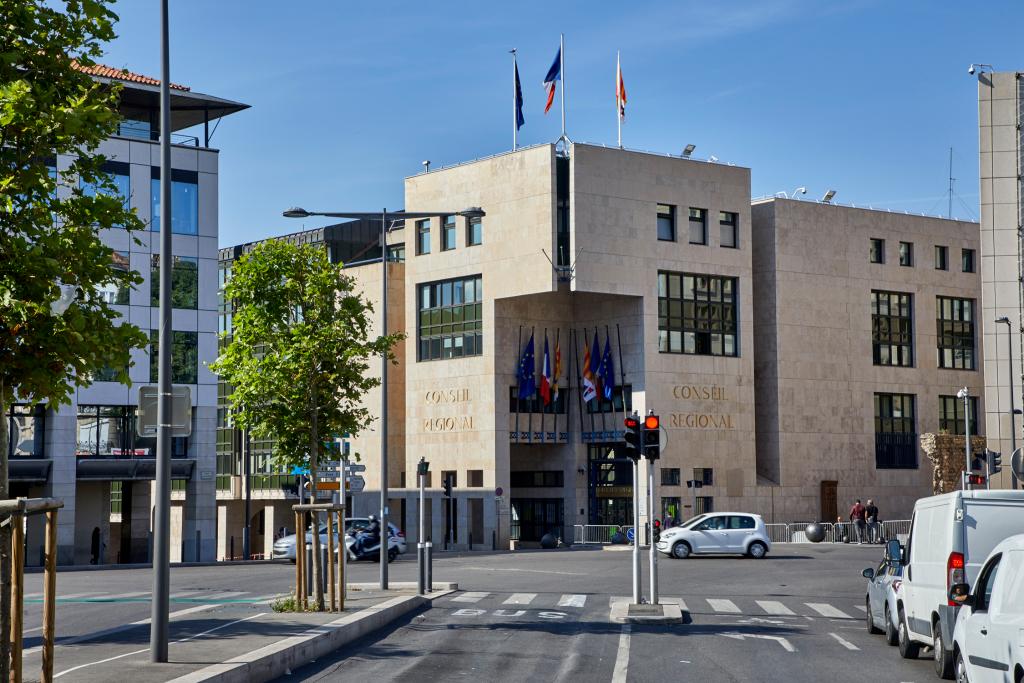 Bâtiment Les Présentines. L'entrée et la façade nord, depuis la place Jules-Guesde.