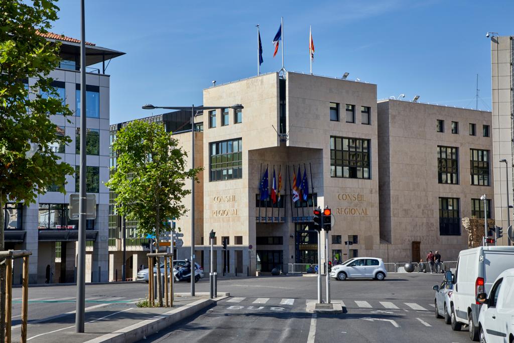 Bâtiment Les Présentines. L'entrée et la façade nord, depuis la place Jules-Guesde.