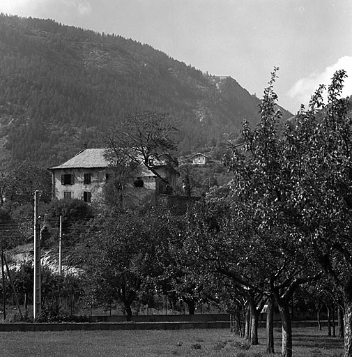 La chapelle et la maison de maître. Vue de situation prise du nord-est.