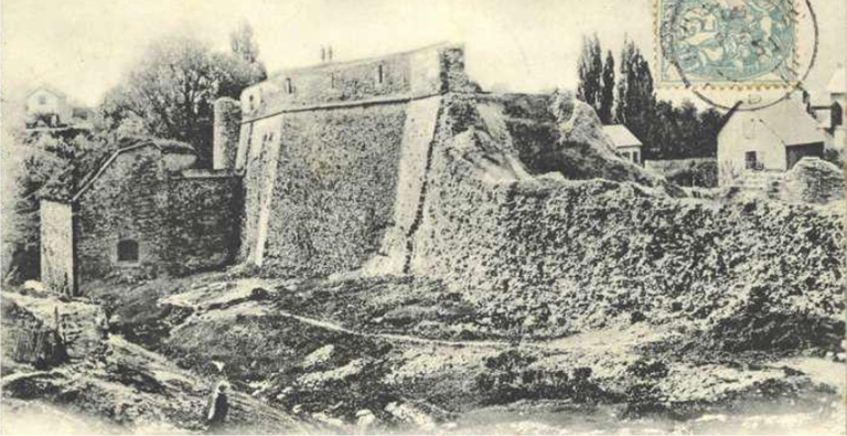 [Vue extérieure des abords nord de la porte de Gap et de la tour et bastionnet cotés 34-56, état des lieux vers 1890.] vers 1900.