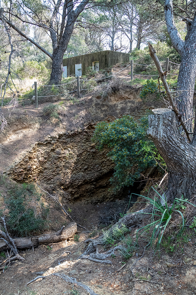 Fosse d'issue du second souterrain-caverne allemand de 1943 vue de l'extérieur, près d'un abri de troupe normatifs