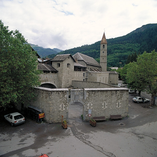 Partie sud. Au premier plan, réduit et porte de France. Au deuxième plan, l'église et tour de la sacristie.