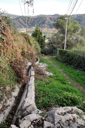 Quartier des Moulins. Canal d'irrigation le long du chemin des Moulins. 