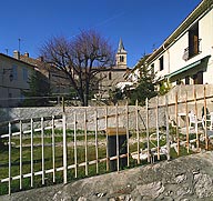 Vue en enfilade des jardins en lanière du lotissement situé entre le tronçon nord de la traverse de Port-de-Bouc, la place Malleterre et la montée des Ecoles.