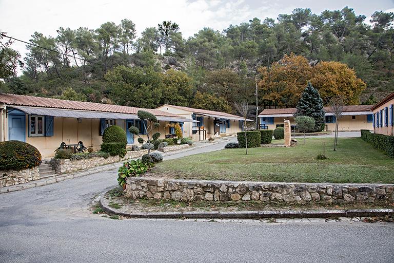 Hameau de forestage de Harkis de La Roque-d'Anthéron, actuellement village de vacances de la Baume