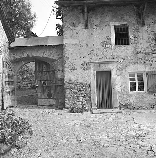 Vue prise de la cour. Le portail et la porte de la cuisine portant la date 1841.
