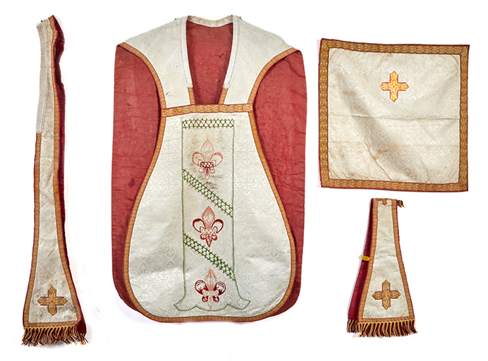 Chasuble, voile de calice, étole et manipule (ornement blanc n°1)