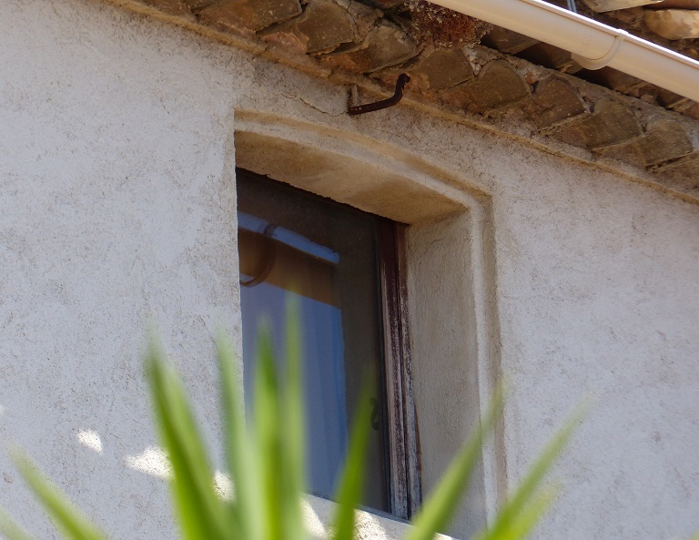 Bâtiment du logis. Elévation sud, partie est, troisième niveau. Détail de la baie de la travée est avec potence.  