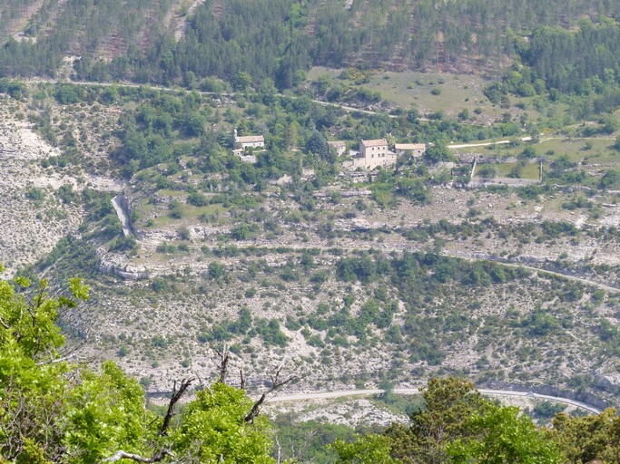 Vue de situation du village de Pomet, prise du sud.