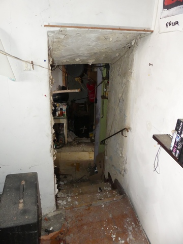 Rez-de-chaussée surélevé, chambre. Mur ouest, petit escalier de communication avec la cuisine.