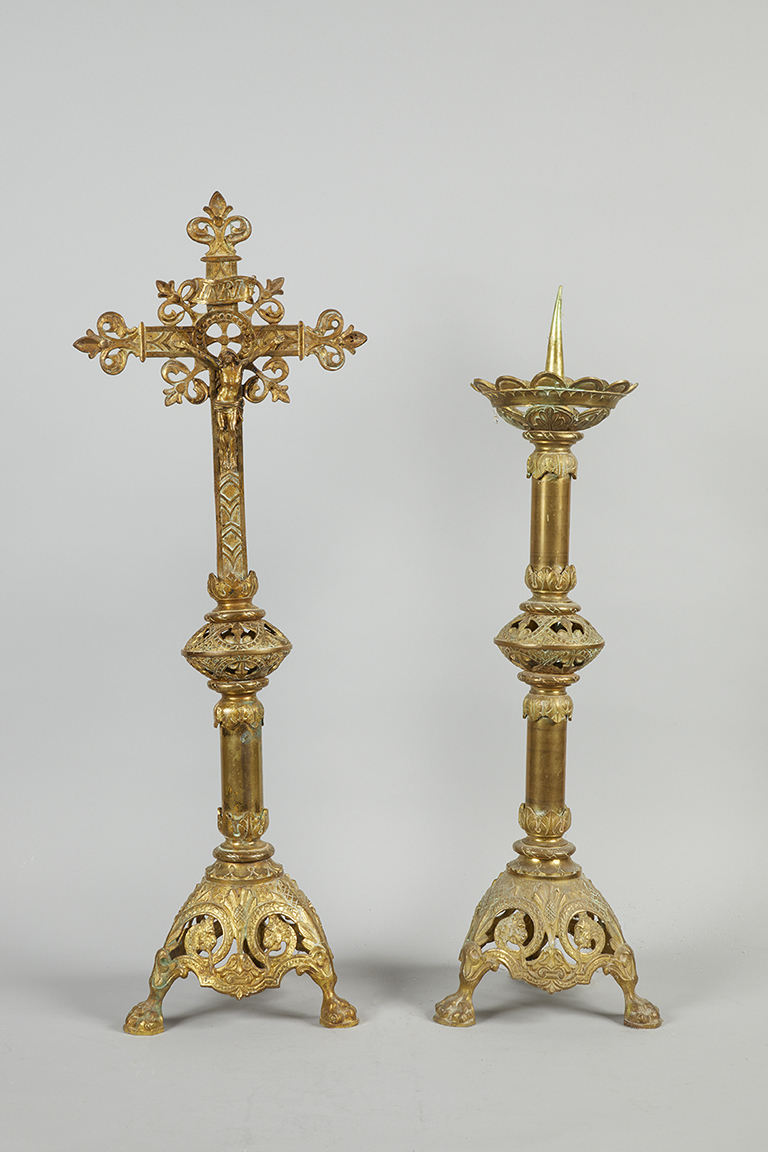 Garniture d'autel se style néo-gothique composée d'une croix d'autel et de six chandeliers d'autel