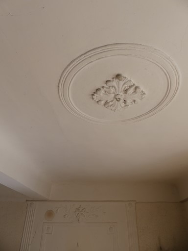 Rez-de-chaussée, salle-à-manger. Plafond, médaillon en gypserie.