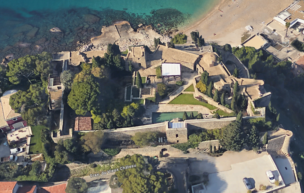 Vue générale aerienne oblique du château prise de l'Est.
